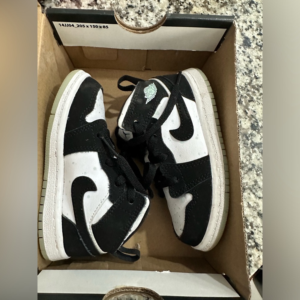 Jordan 1 mid SE (TD)